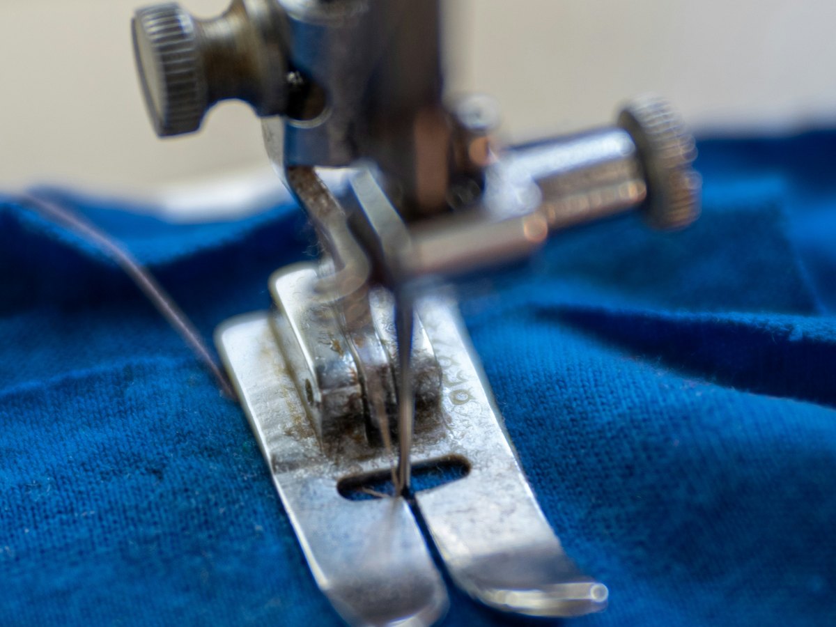 Aiguille et fil sur textile, atelier de Toulouse