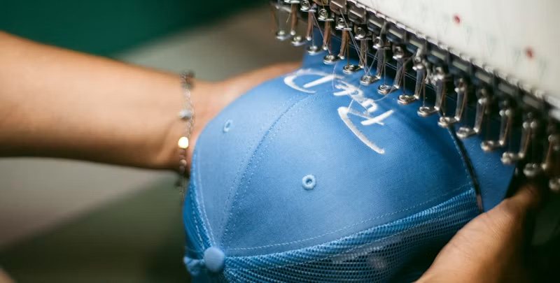 Broderie d'une casquette sur machine, atelier Maison Blaise à Toulouse