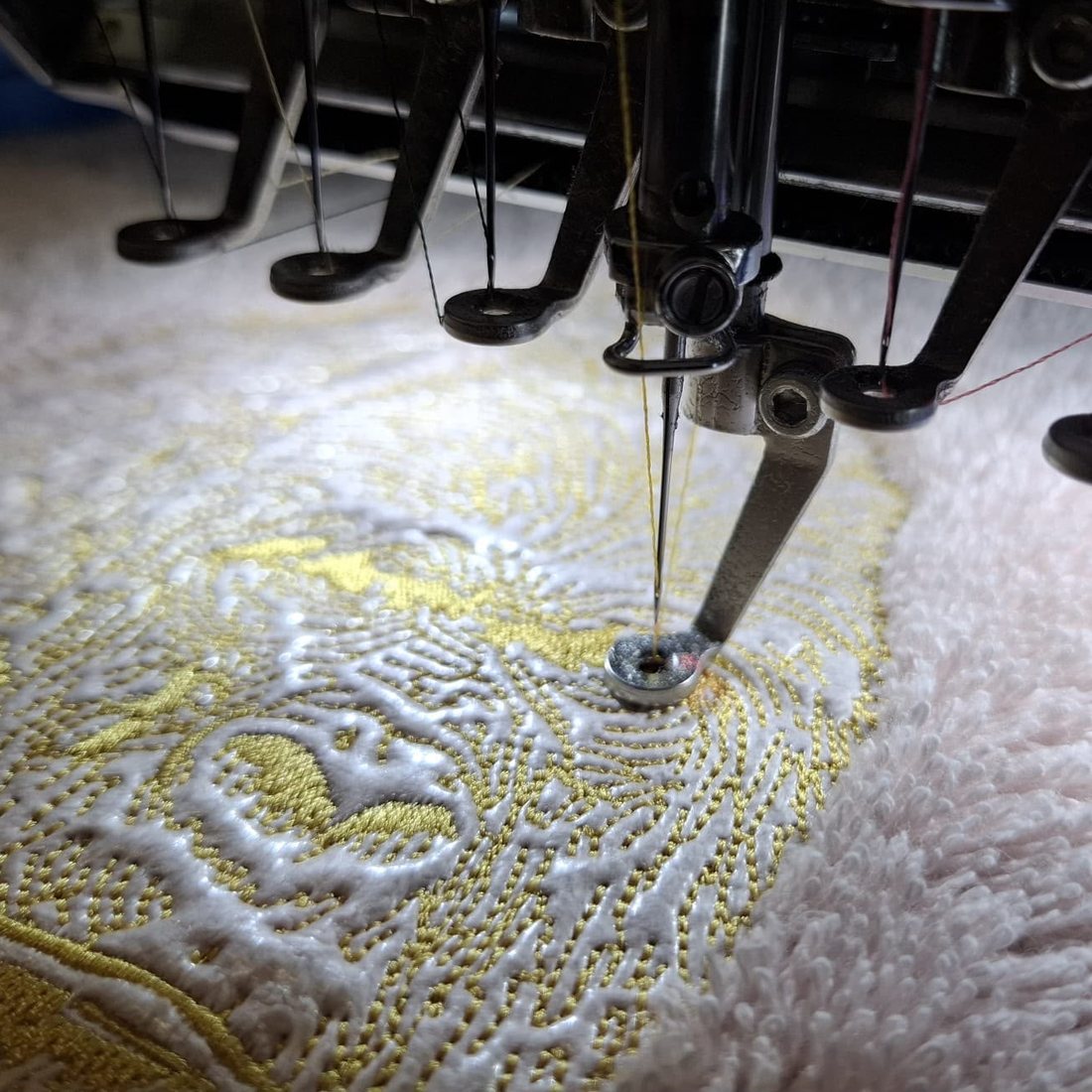 Aiguille de la brodeuse en action sur un motif au fil doré, atelier Maison Blaise à Toulouse