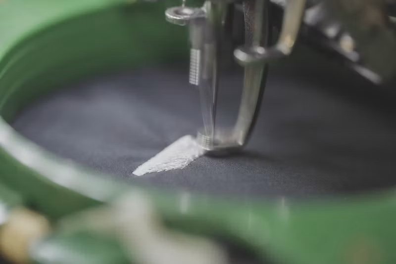 Contrôle d'une broderie sous l'aiguille, atelier Maison Blaise à Toulouse