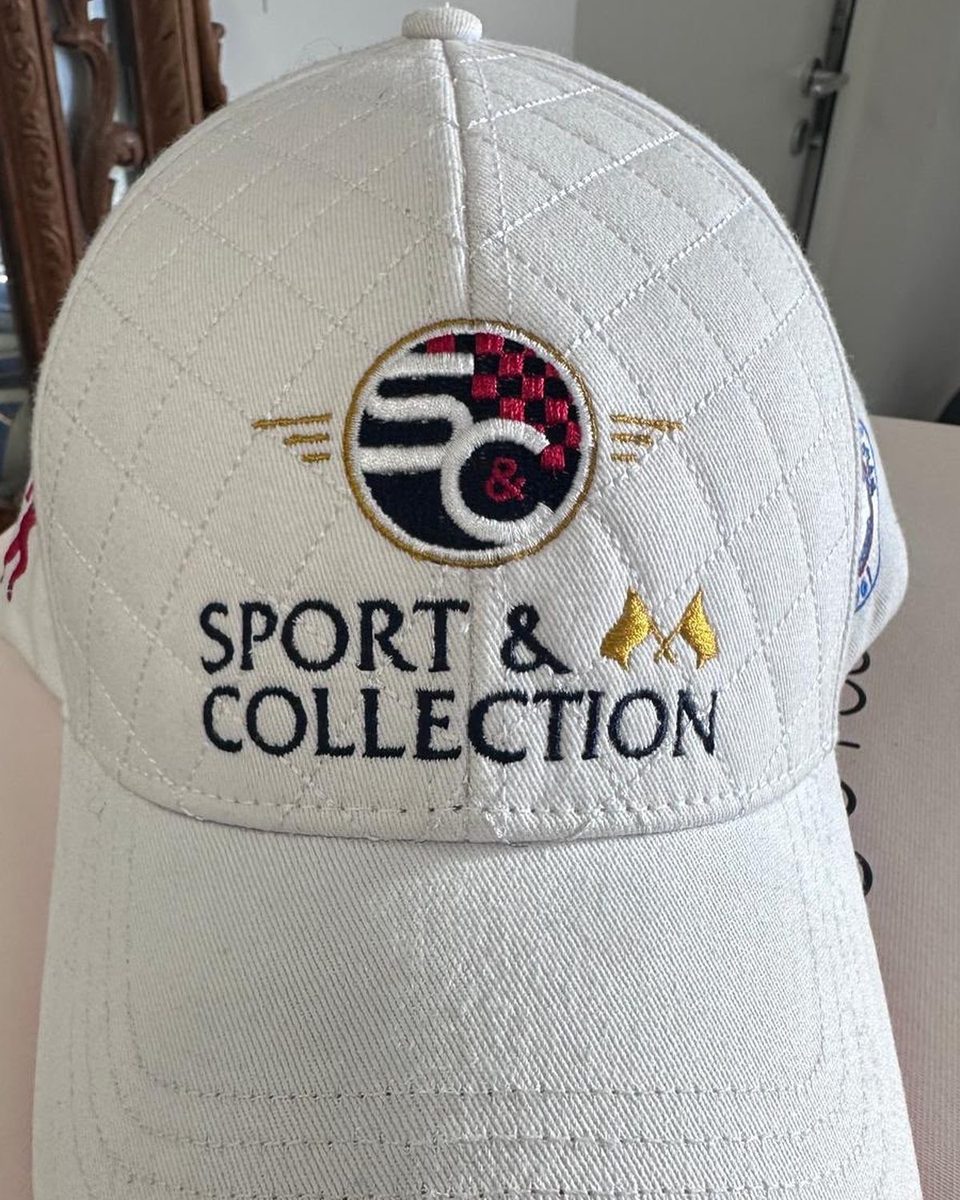 Logo brodé en quatre couleurs sur casquette blanche matelassée