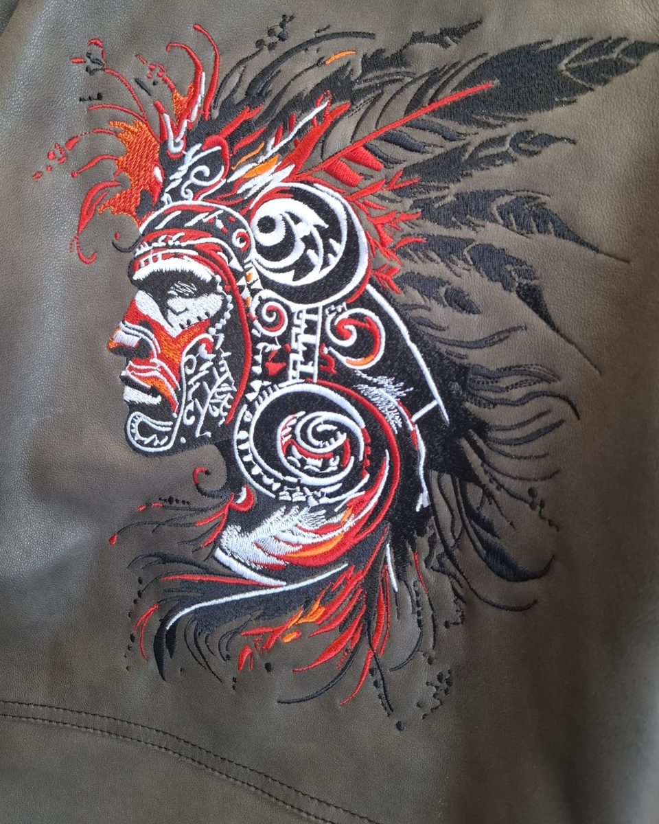 Guerrier tribal brodé en noir, rouge et blanc sur blouson de cuir