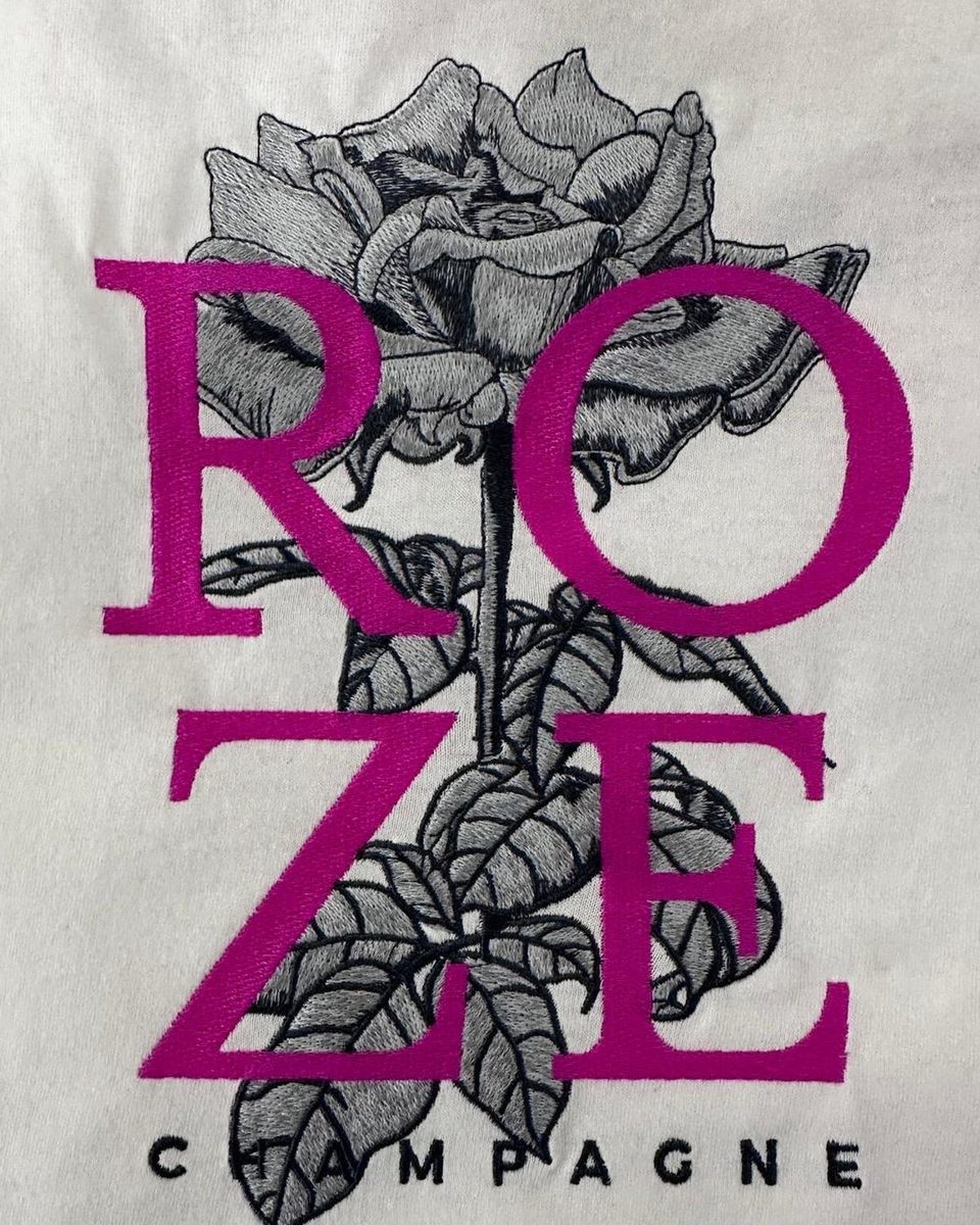 Broderie d'une typographie fuchsia sur une rose ombrée, t-shirt blanc