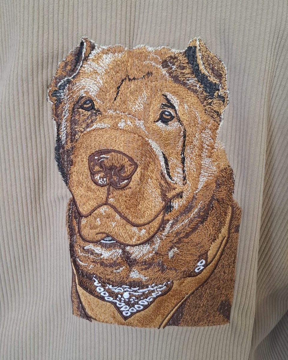 Portrait brodé d'un chien en dégradés de bruns sur veste en velours côtelé